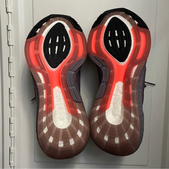 Women’s Adidas Ultraboost - Picture 3 of 4